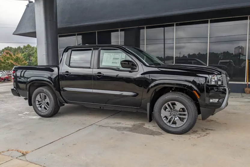 2025 Nissan Frontier Crew Cab SV photo 1