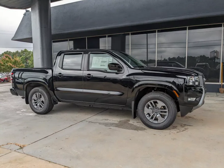 2025 Nissan Frontier Crew Cab SV photo 1
