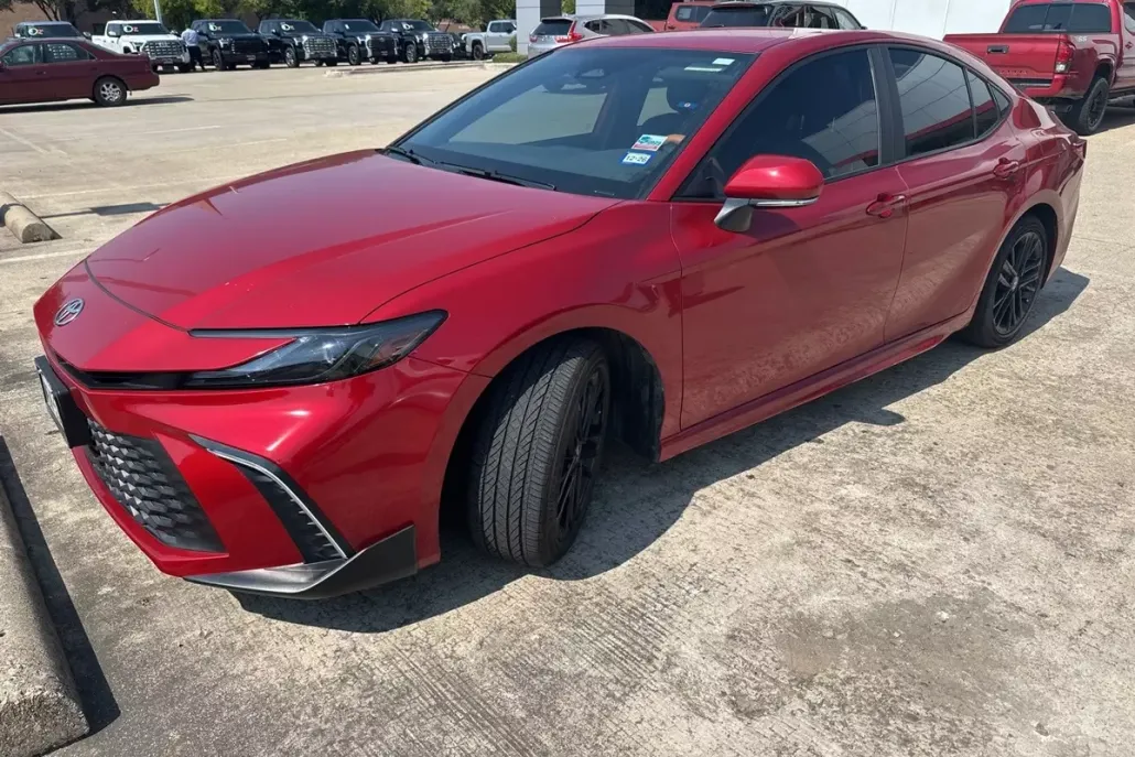 2025 Toyota Camry SE photo 1