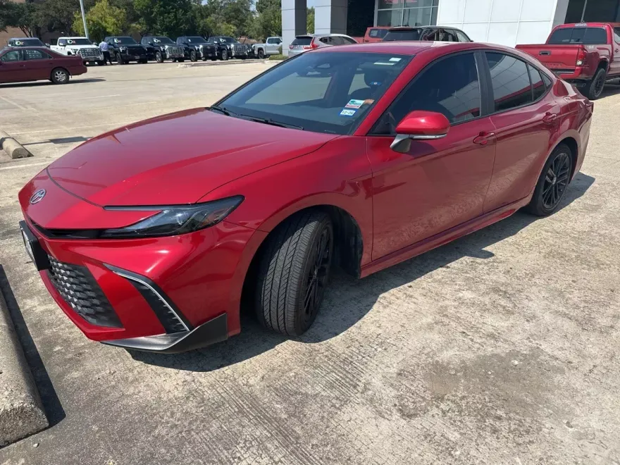 2025 Toyota Camry SE photo 1