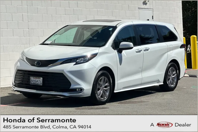 2023 Toyota Sienna XLE photo 1