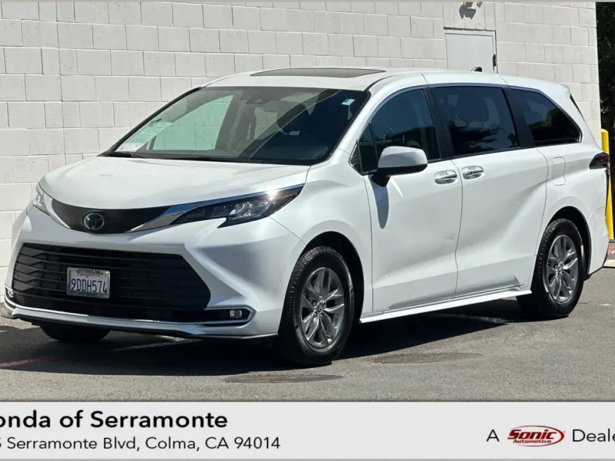 2023 Toyota Sienna XLE photo 1