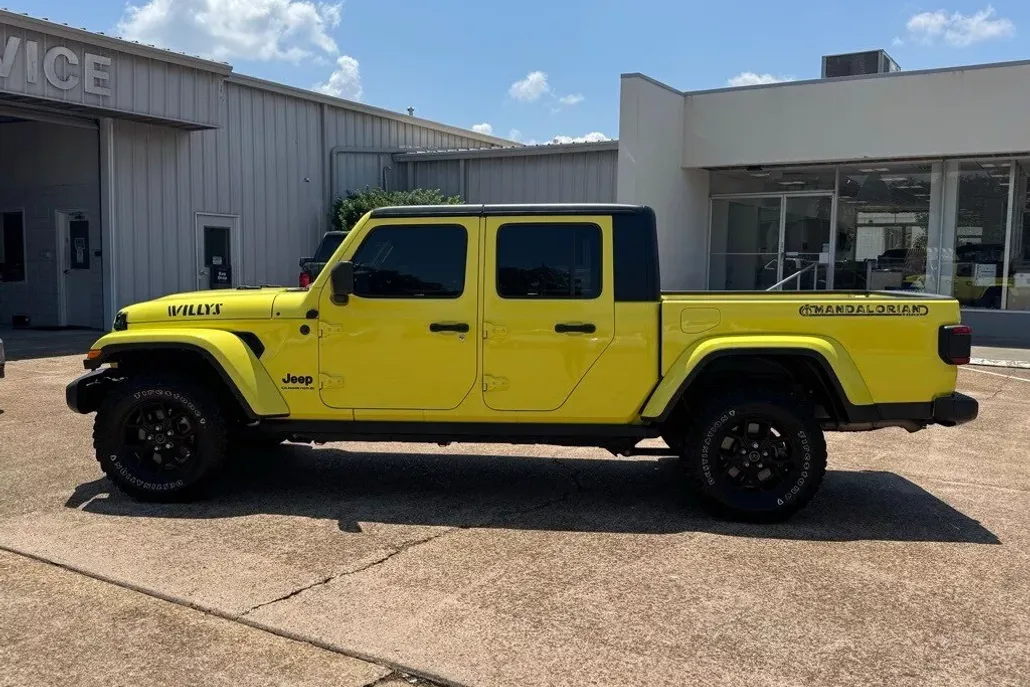 2024 Jeep Gladiator Willys photo 1