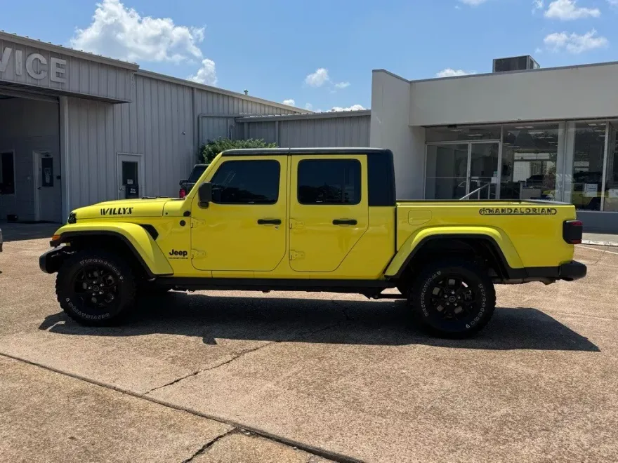 2024 Jeep Gladiator Willys photo 1