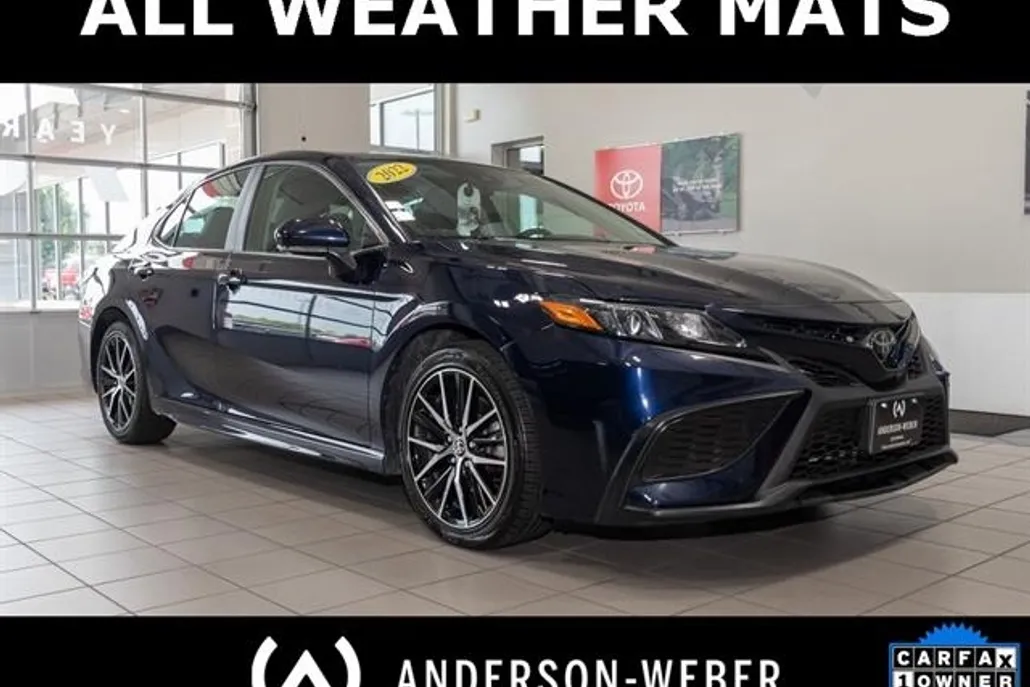 2022 Toyota Camry SE photo 1