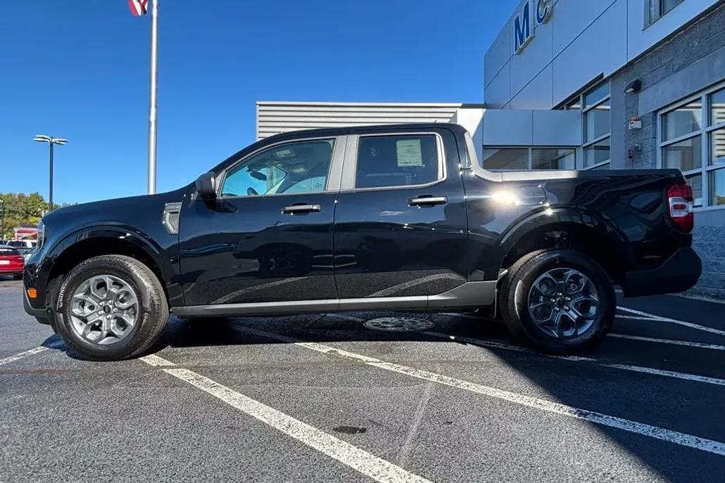 2025 Ford Maverick XLT photo 1
