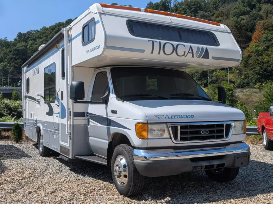 2004 Ford E-450 photo 1