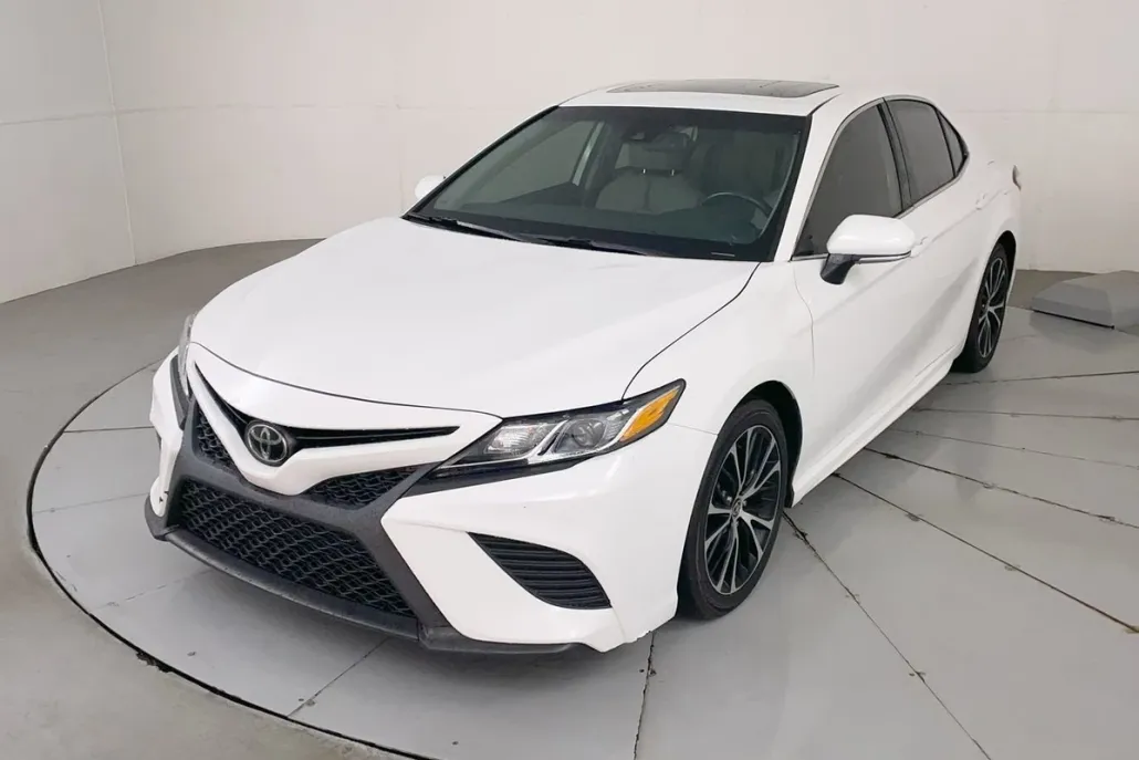 2020 Toyota Camry SE photo 1