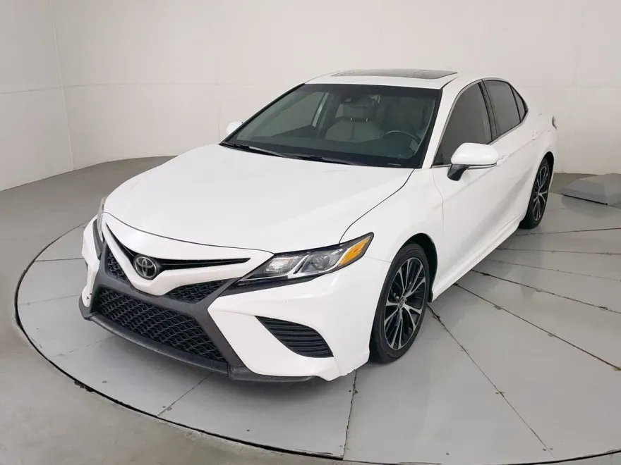 2020 Toyota Camry SE photo 1