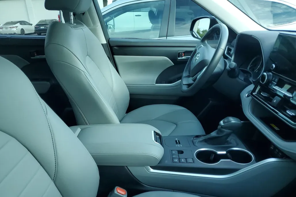 2024 Toyota Highlander XLE photo 1