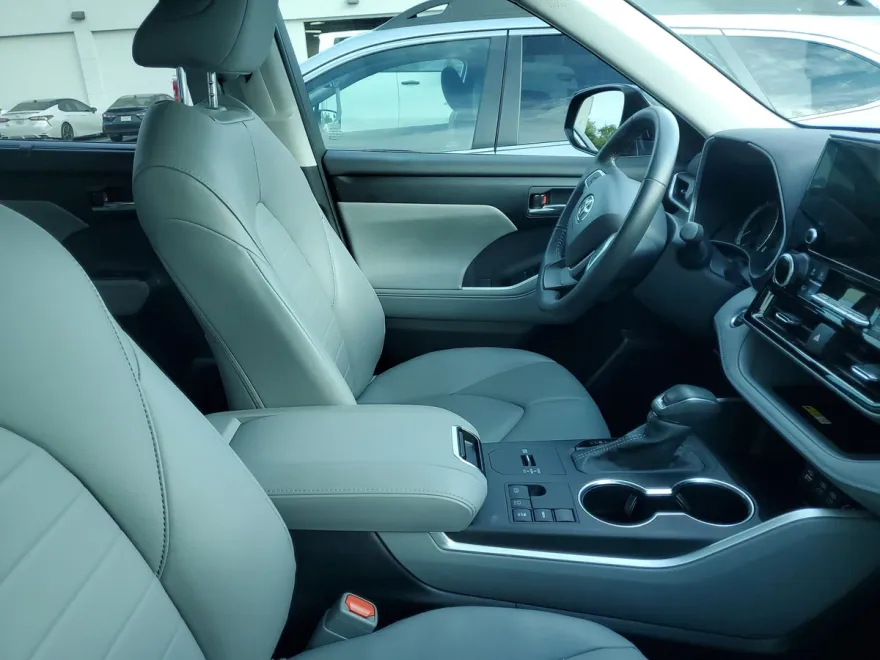 2024 Toyota Highlander XLE photo 1