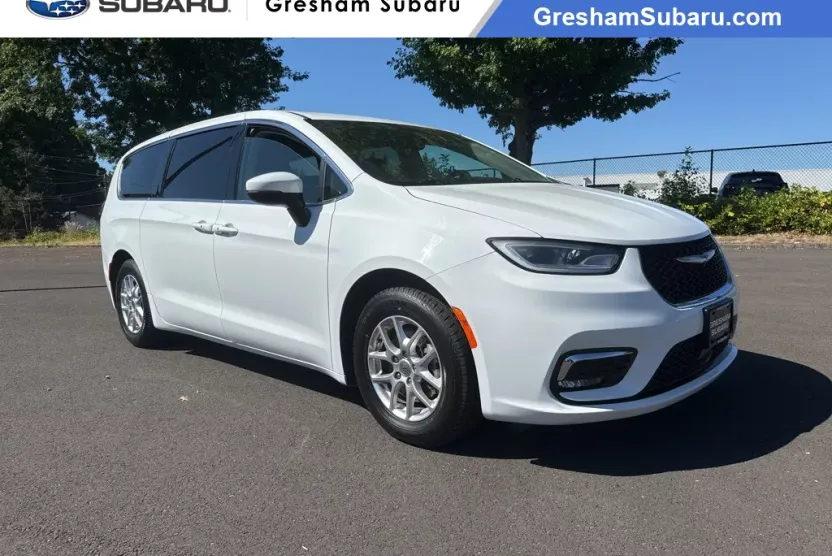 2023 Chrysler Pacifica Touring L photo 1