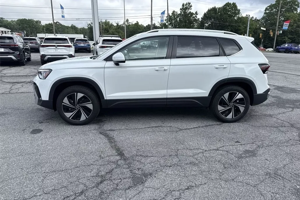 2025 Volkswagen Taos SE photo 1
