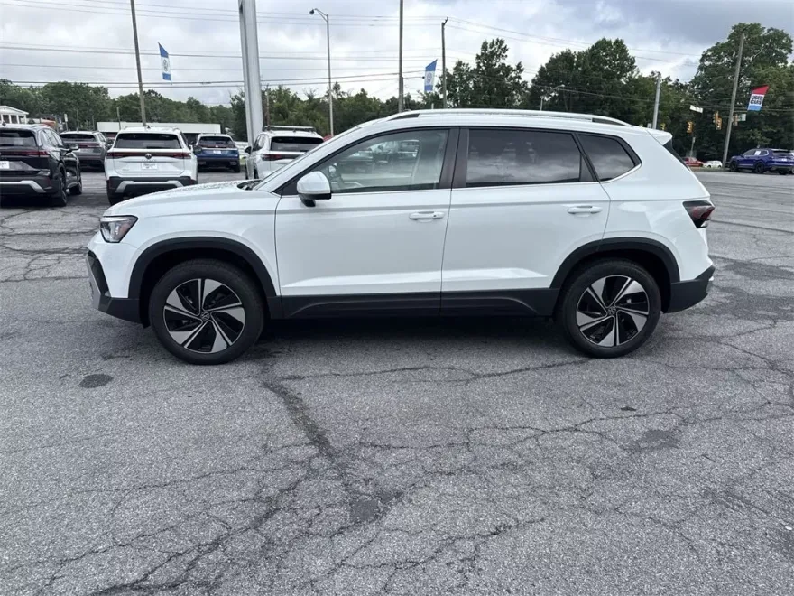 2025 Volkswagen Taos SE photo 1