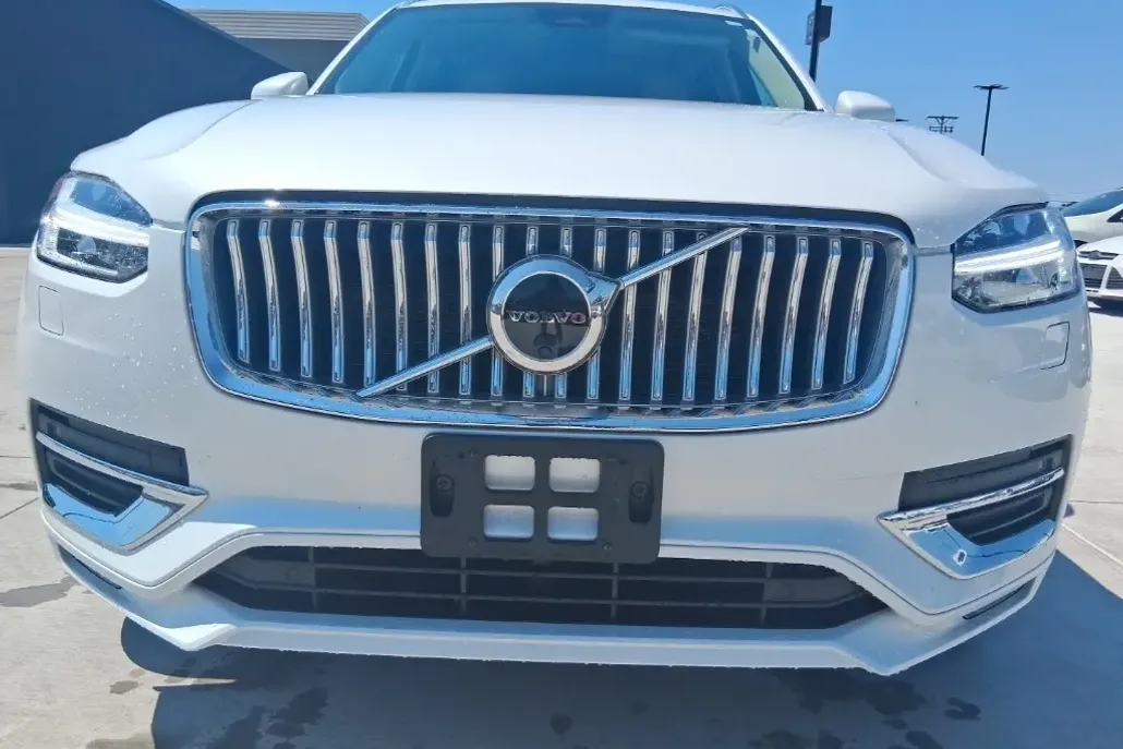 2023 Volvo XC90 Plus photo 1