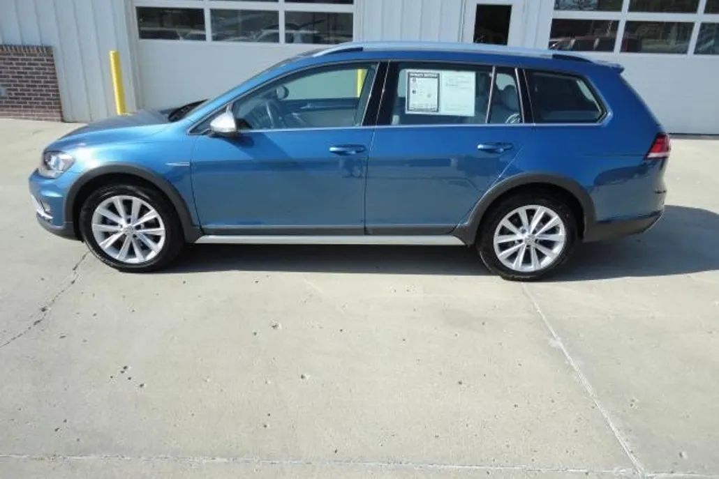 2019 Volkswagen Golf Alltrack S photo 1