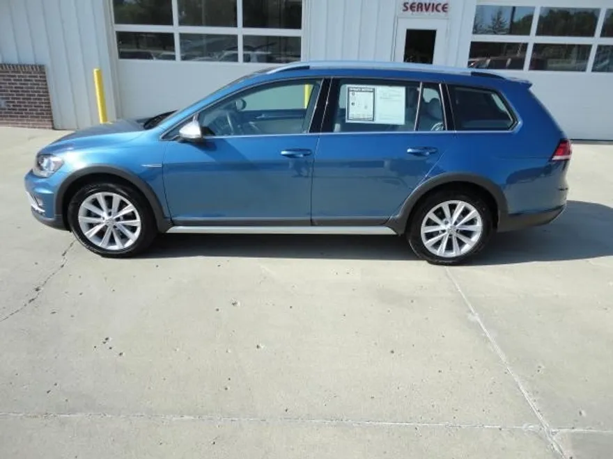 2019 Volkswagen Golf Alltrack S photo 1