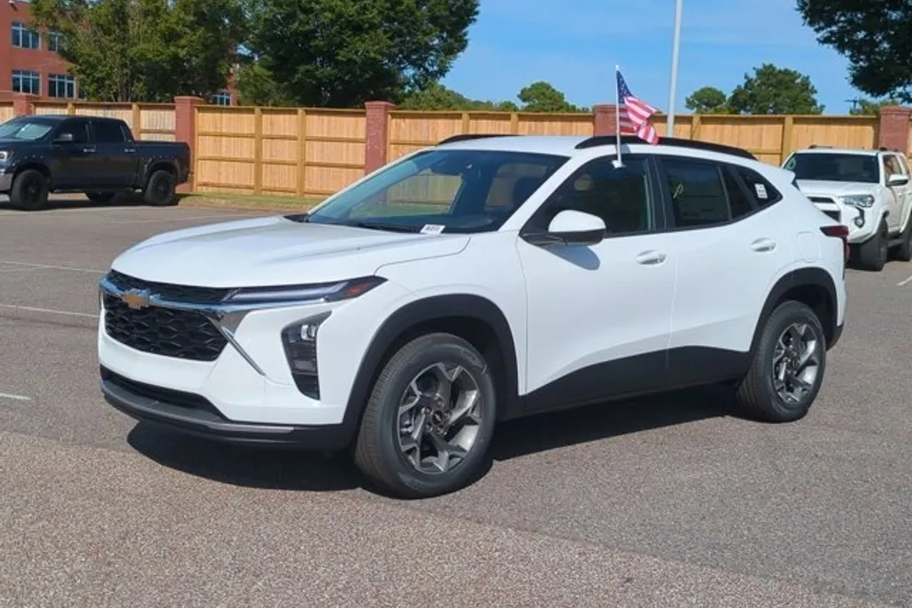 2025 Chevrolet Trax LT photo 1