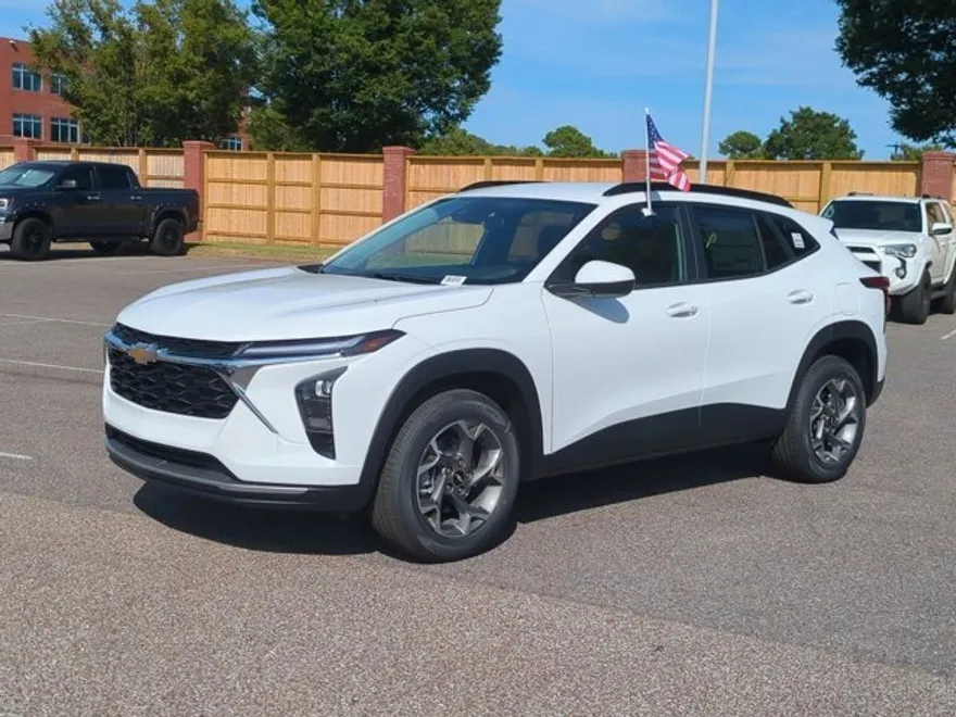 2025 Chevrolet Trax LT photo 1