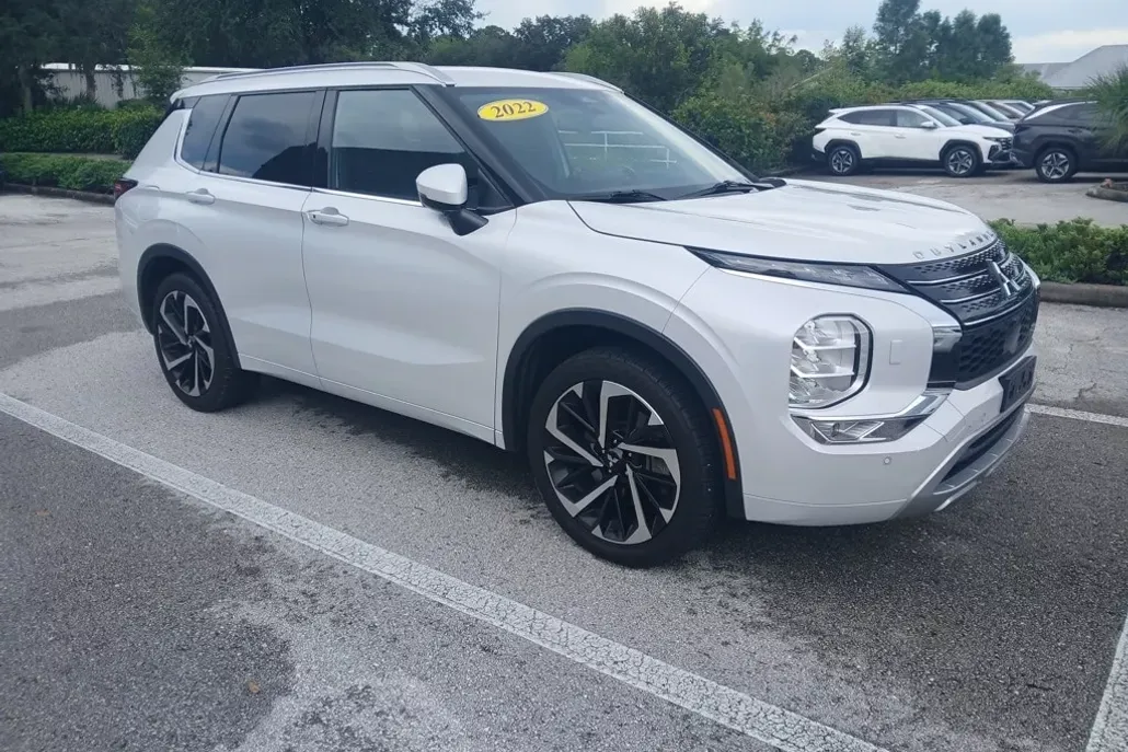 2022 Mitsubishi Outlander SEL photo 1