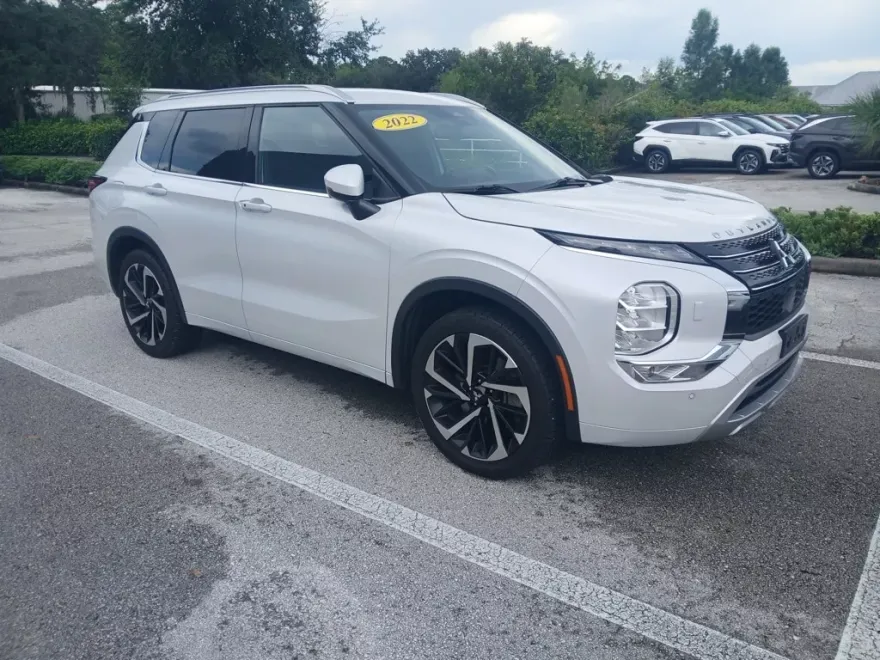2022 Mitsubishi Outlander SEL photo 1