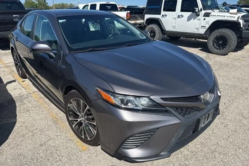 2018 Toyota Camry LE photo 1