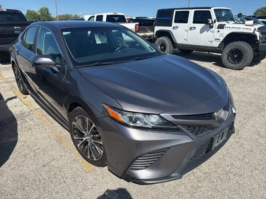 2018 Toyota Camry SE photo 1