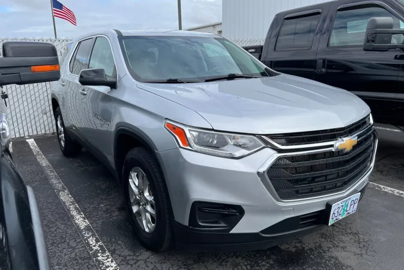 2021 Chevrolet Traverse LS photo 1