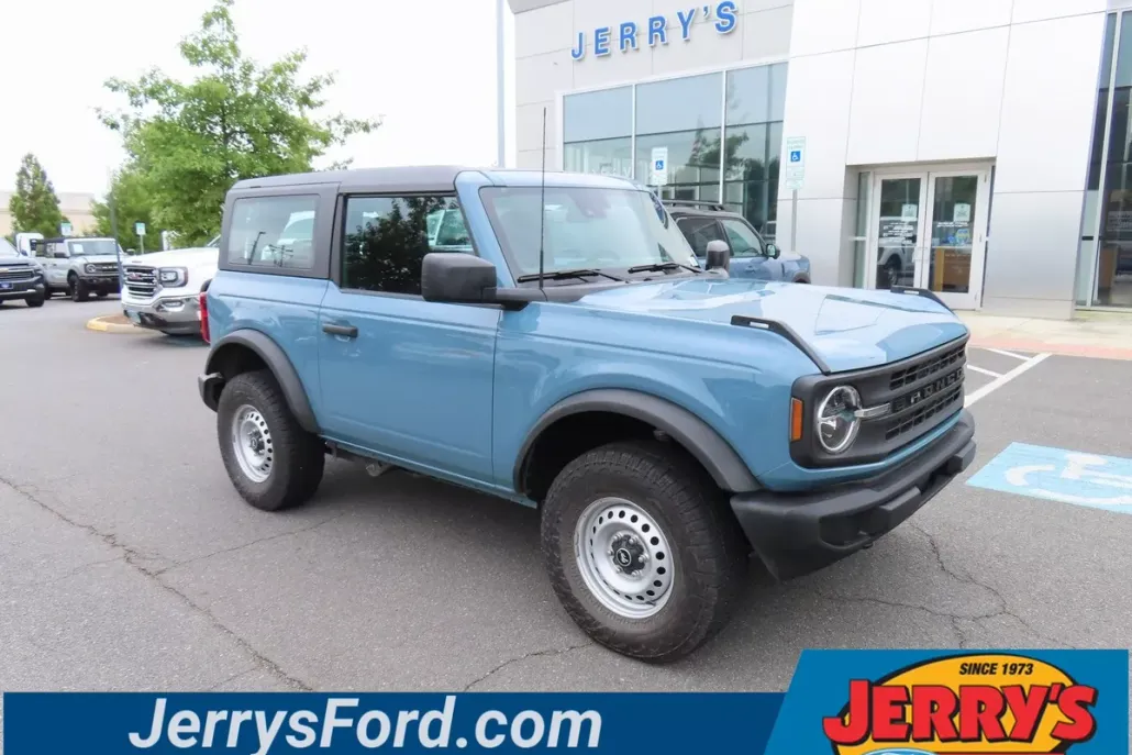 2023 Ford Bronco Base photo 1