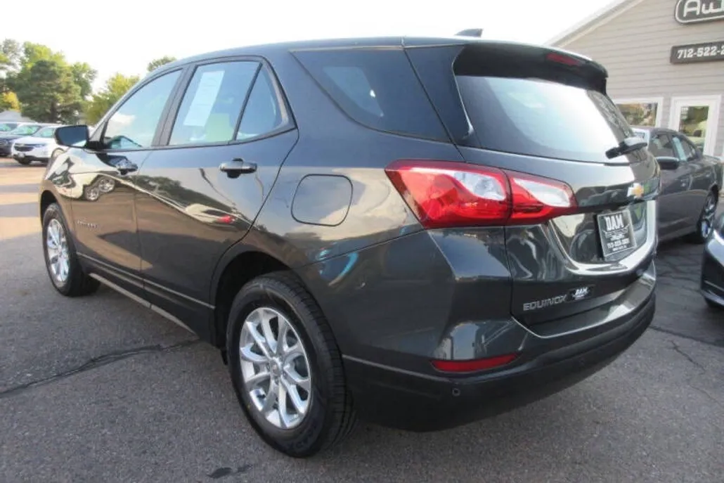 2021 Chevrolet Equinox LS photo 1