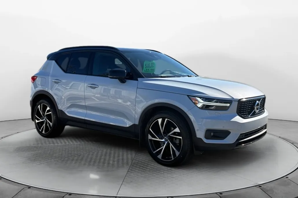 2022 Volvo XC40 T5 R-Design photo 1