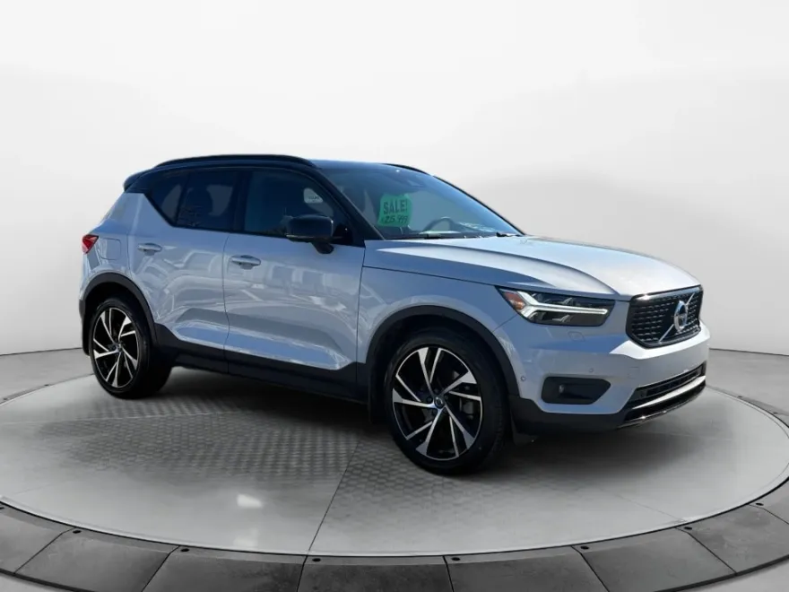 2022 Volvo XC40 T5 R-Design photo 1