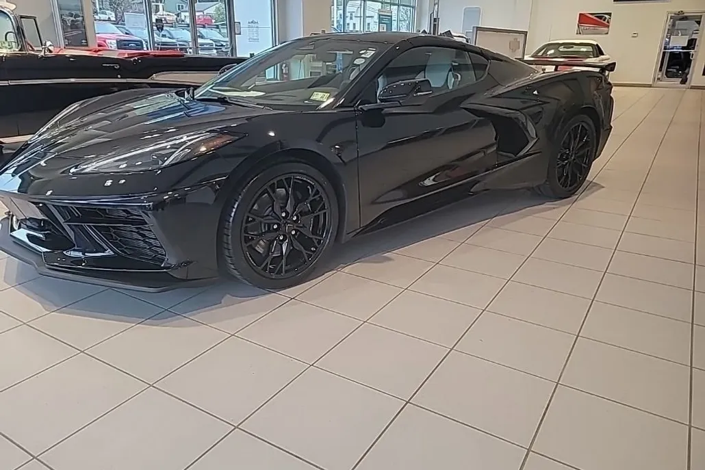 2025 Chevrolet Corvette Stingray 2LT photo 1