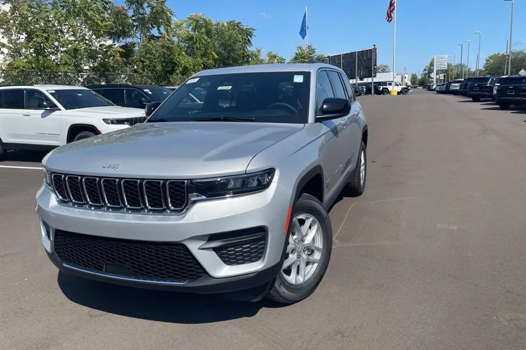 2025 Jeep Grand Cherokee Laredo photo 1