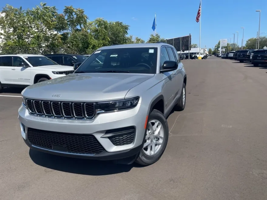 2025 Jeep Grand Cherokee Laredo photo 1