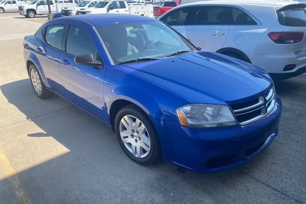 2013 Dodge Avenger SE photo 1
