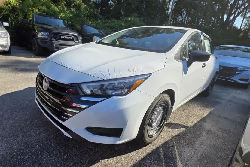 2025 Nissan Versa 1.6 S photo 1