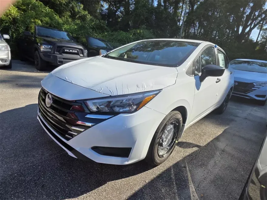 2025 Nissan Versa 1.6 S photo 1