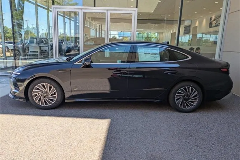 2025 Hyundai Sonata Hybrid Limited photo 1