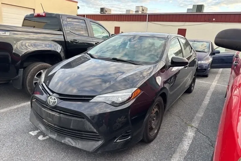 2018 Toyota Corolla LE photo 1