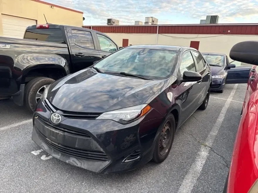 2018 Toyota Corolla LE photo 1
