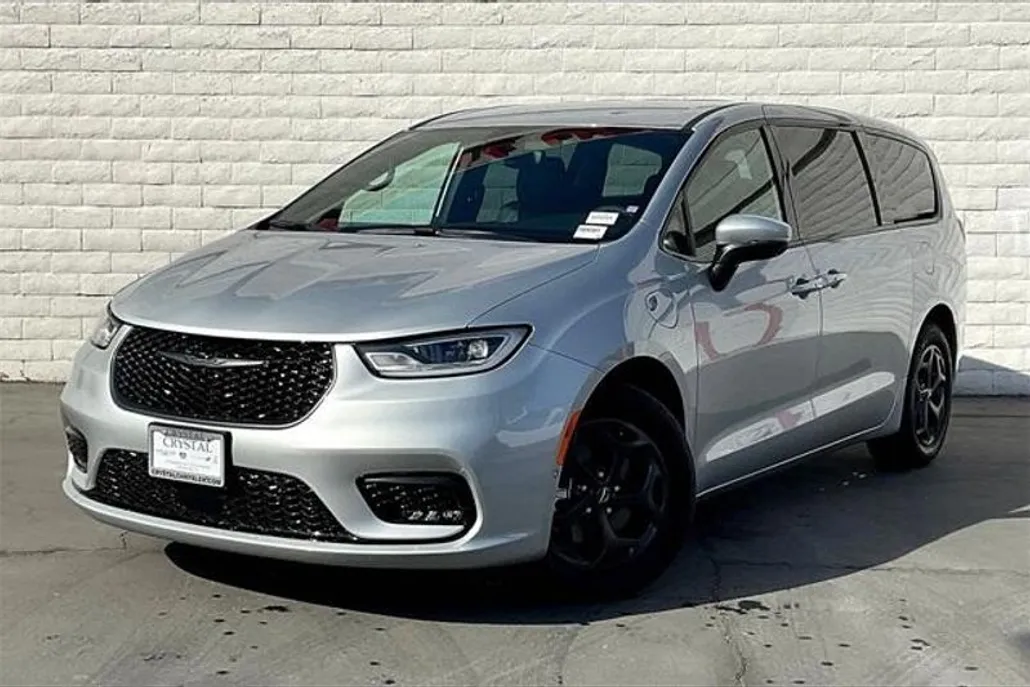 2023 Chrysler Pacifica Touring L photo 1