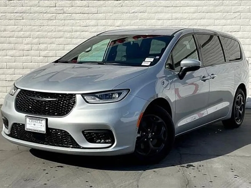 2023 Chrysler Pacifica Touring L photo 1