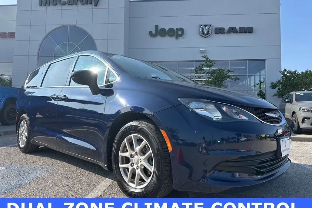 2017 Chrysler Pacifica Touring photo 1