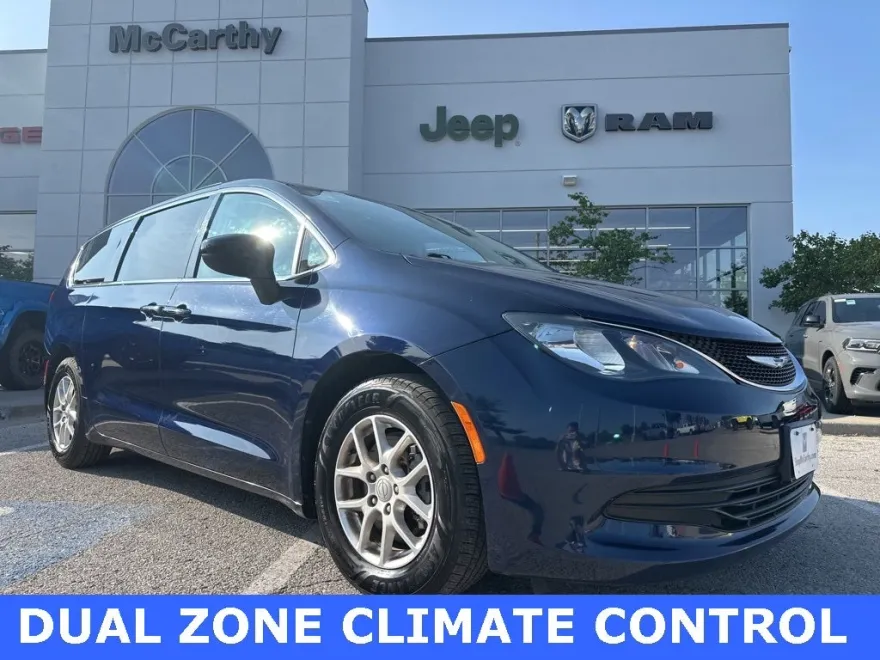 2017 Chrysler Pacifica Touring photo 1