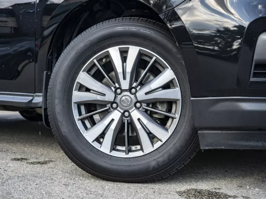 2017 Nissan Pathfinder SL photo 1
