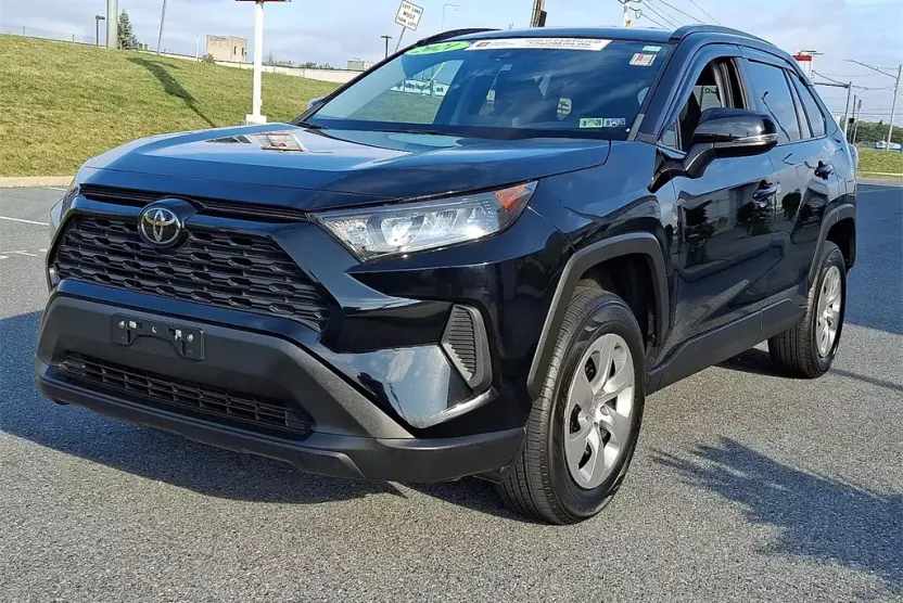 2021 Toyota RAV4 LE photo 1