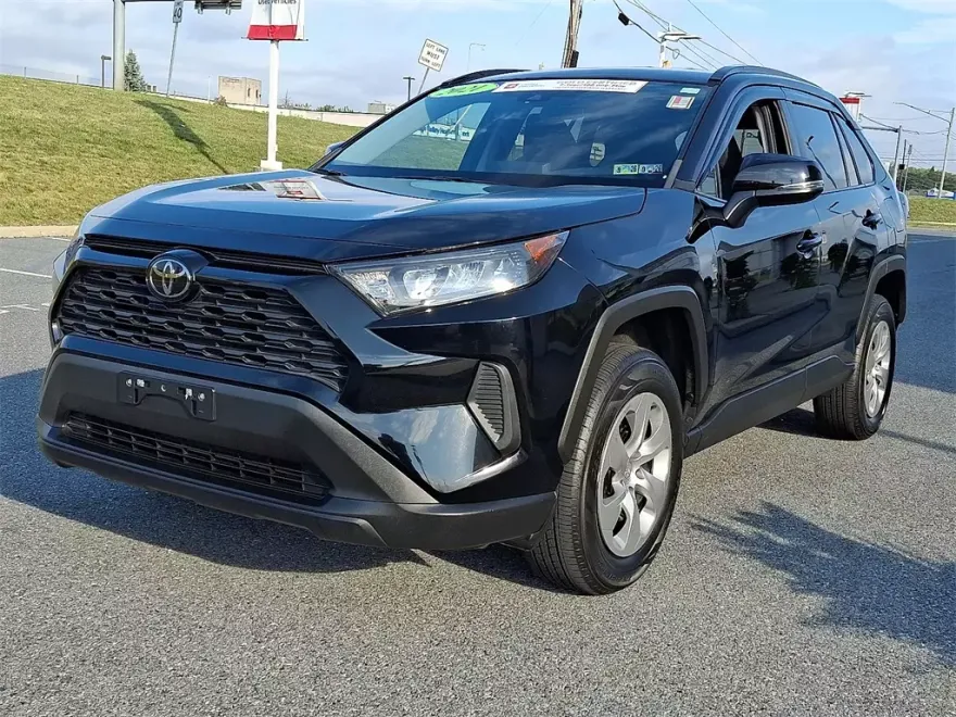 2021 Toyota RAV4 LE photo 1