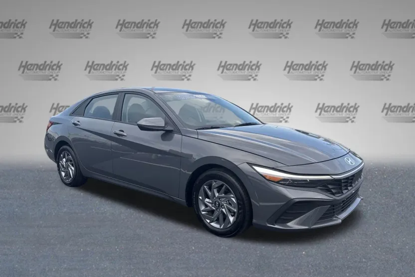 2024 Hyundai Elantra SEL photo 1