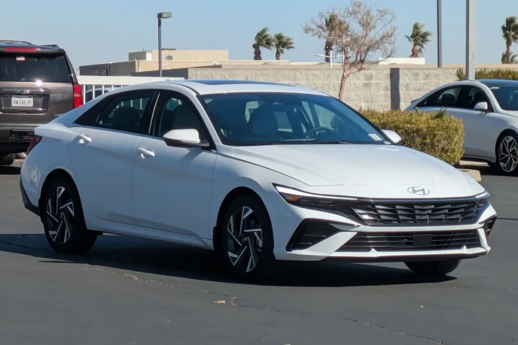 2025 Hyundai Elantra Limited photo 1